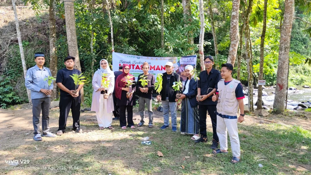 tanam-pohon-Kemah-harlah-gusdurian-lombok-tengah26
